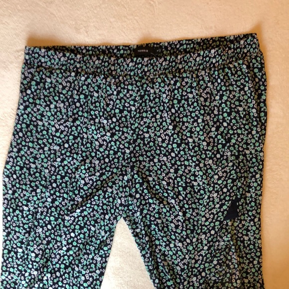 Cute Torrid Breakaway Slacks, Sheer w/ Shorts. New.  Floral on Navy. - Picture 10 of 13